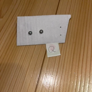 Korvakorut - Harmaat pallo korvakorut. Desinfioitu ja puhdistettu käytön jälkeen. Eläintalous MMM, lisätietoja saa kysymällä Katsothan myös muut ilmoitukseni Tarjoa 