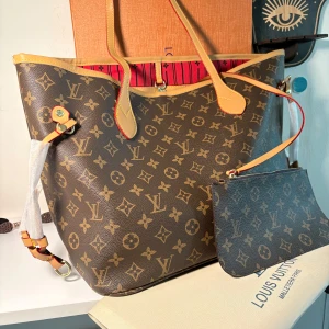 Monogram Tote MM Neverfull - . Äkta < d u p e > kommer med pochette, dustbag och kartong. ♻️Du hittar inte BÄTTRE  pris med denna kvalitet någon annanstans⚜️. Paketet skickas välpaketerat och med SNABB frakt. Din unboxing kommer att vara en GULDVÄRD upplevelse när du inser vilket KAP du har gjort!🥇 Skynda fynda många som är INTRESSERADE och förhandlar. 🙏REGLER GÄLLER: skickas till den första som genomför betalningen i tid.  ⏳