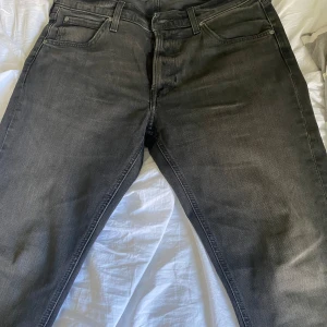 Lee jeans  - Nya Lee jeans Daren zip fly 33/32 köpta för några dagar sedan. Fick inte lämna tillbaka p g a tog bort lapparna innan vi provade. Nypris 1099 kvitto finns. 