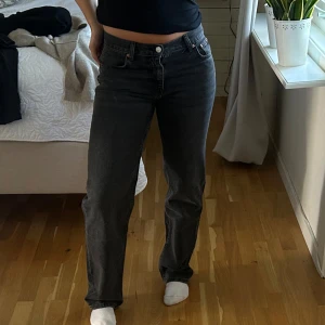 Lågmidjade jeans - Lågmidjade straight/baggy jeans från Gina som tyvärr blivit lite små på mig och därför inte kommer till användning 🫶