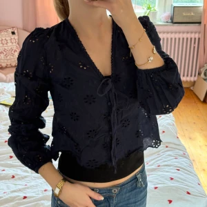 Marinblå broderad topp - Så fin marinblå topp med blomm broderi på från Nelly i storlek 34 (xs). Bra skick! 