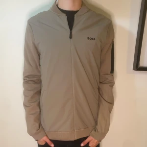 Hugo boss cardigan  - Helt ny Hugos Boss cardigan. Storlek S. Nypris 2700kr mitt pris 1200kr! Hör av er vid frågor och funderingar!