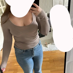  långärmad topp med djup ringning - Söt långärmad topp med djup rundad ringning. Väldigt stretchig så passar S till L