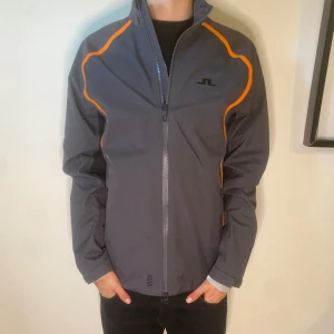 J.Lindeberg jacka  - Helt ny J.Lindeberg jacka i storlek S. Nypris: 3800kr mitt pris:1600kr! Hör av er vid frågor och funderingar!