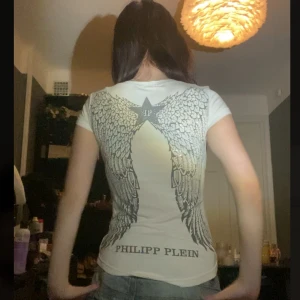Super snygg tröja - Snygg tröja ifrån märket philip plein med vingar på baksidan och rinestones❤️ 