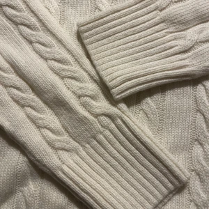 Vit kabelstickad tröja stl M - Kabelstickad vit tröja stl M