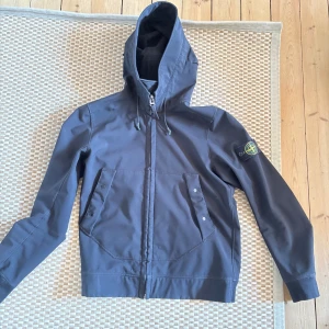 Stone island soft shell - Riktig bra skick. Det är en fodrad soft shell från stone island i svart. Säljes då den har blivit för liten för mig. Bara att skriva om man har några frågor.