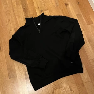 Svart half zip  - Svart sweatshirt från kapphal med half zip-dragkedja i halsen.  Perfekt för en chill och stilren stil. Storlek 164 men passar både 170 och S.