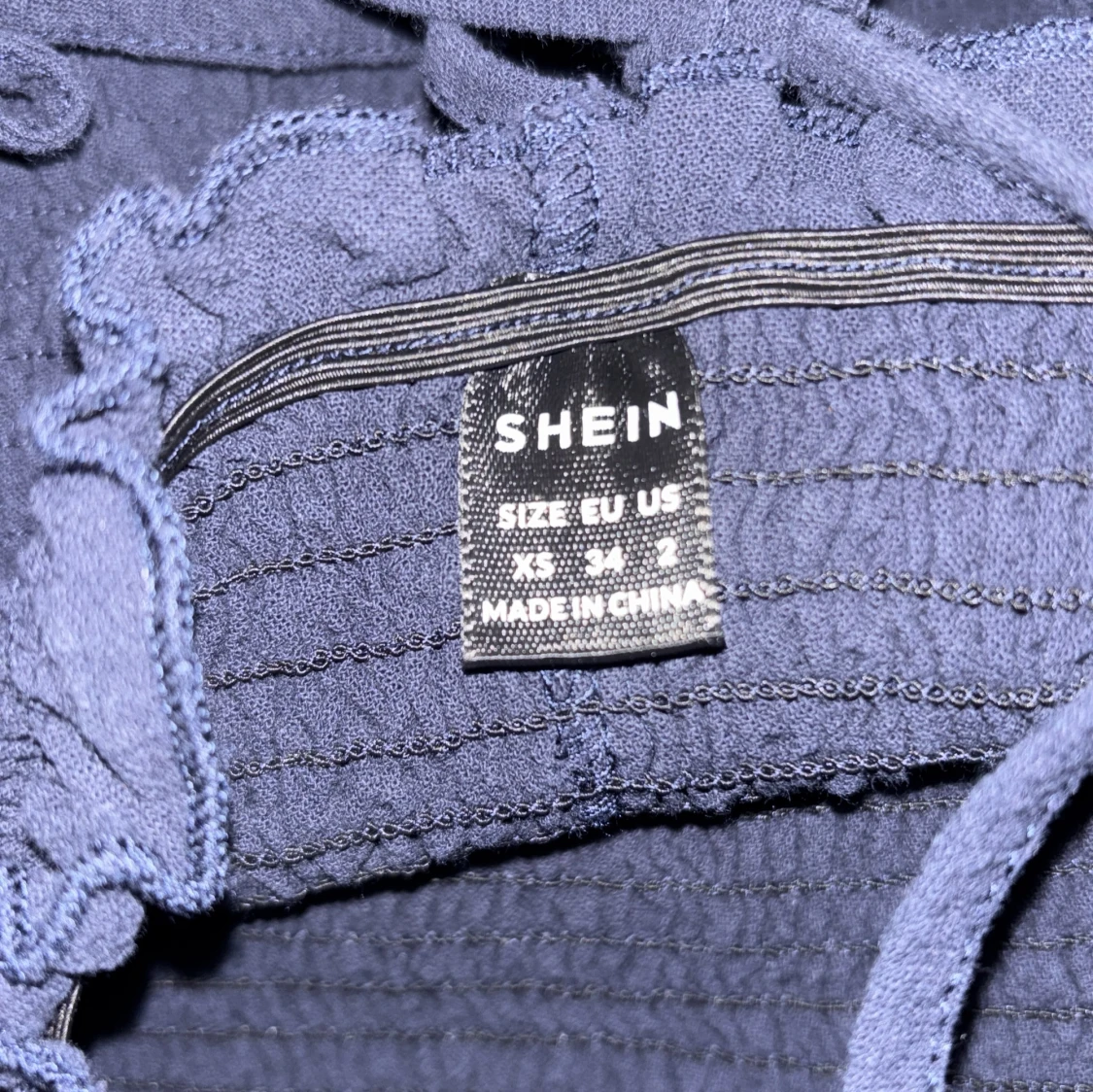 Svart smockad linnetopp från SHEIN - 1