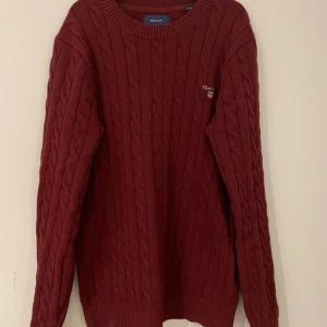 Kabelstickad Gant tröja - Säljer nu min vinröda kabelstickade gant tröja då den inte används, har prövats och använd 1 gång men passade inte mig. storlek xs/165cm. Fin kvalité sitter superbra och skönt, priset kan diskuteras!