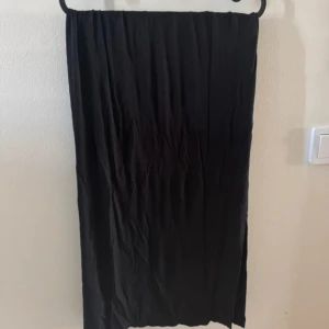 Svart långkjol med slits - En svart lite längre kjol med enkel och stilren design. Kjolen har en rak passform och en diskret slits på sidan som ger en snygg detalj. I storlek XS från Lager 157, oanvänd.🤍