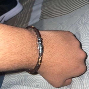 Armband - Armband med ett snyggt mönster i färgen brun, armbandet är magneiskt!