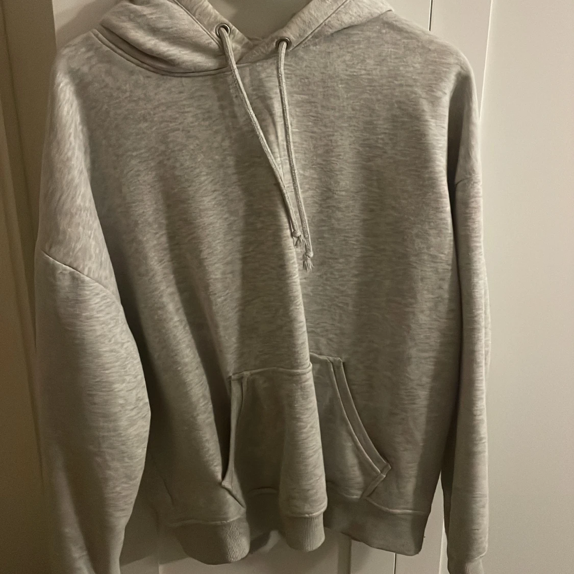 Ljusgrå hoodie