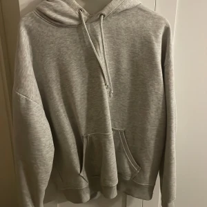 Ljusgrå hoodie - Snygg basic hoddie från bikbok i st M