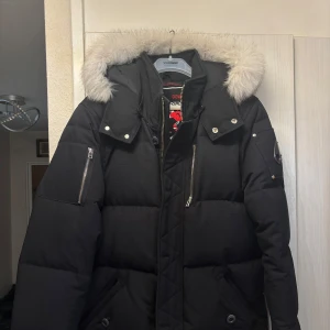 Vinterjacka Moose Knuckles - Moose Knuckles jacka med nypris på cirka 14 000 kr samt köpt från Urban Modern. Använd även flera gånger men ser fortfarande ny ut.