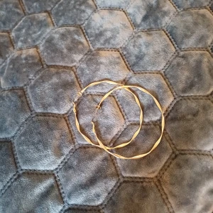 Stora tvistade guldiga hoops - Säljer ett par stora, tvistade örhängen i guldig färg. Super fina. Perfekta för dig som vill sticka ut med dina accessoarer. ❤️