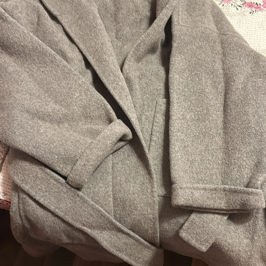 Grå kappa med fuskpäls från Dennis Maglic - 2