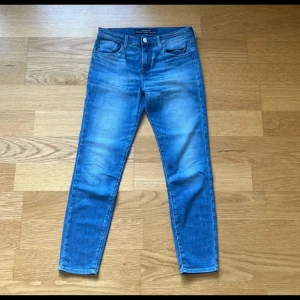 Jacob Cohen Kimberly - Säljer nu dessa snygga och stilrena Jacob Cohen i modellen Kimberly!  Storlek W29  Längd: 87 cm  Bredd: 36 cm  Perfekt för dig som vill ha ett par jeans med premium känsla för vardag eller evenemange.  Fraktar oftast samma dag.