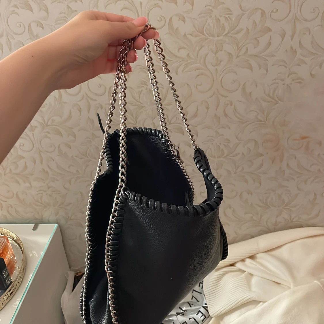 Svart axelväska med kedja från Gina Tricot