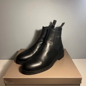 GANT Prepdale Chelsea Boots - GANT Prepdale Chelsea Boots Storlek 45 Svarta Mycket välskötta, endast använda fem gånger!  Nypris 2399 kr