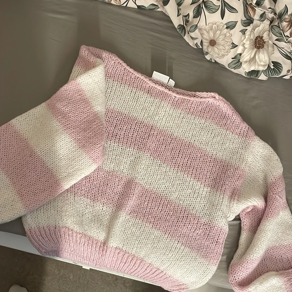 Rosa och vit randig stickad tröja