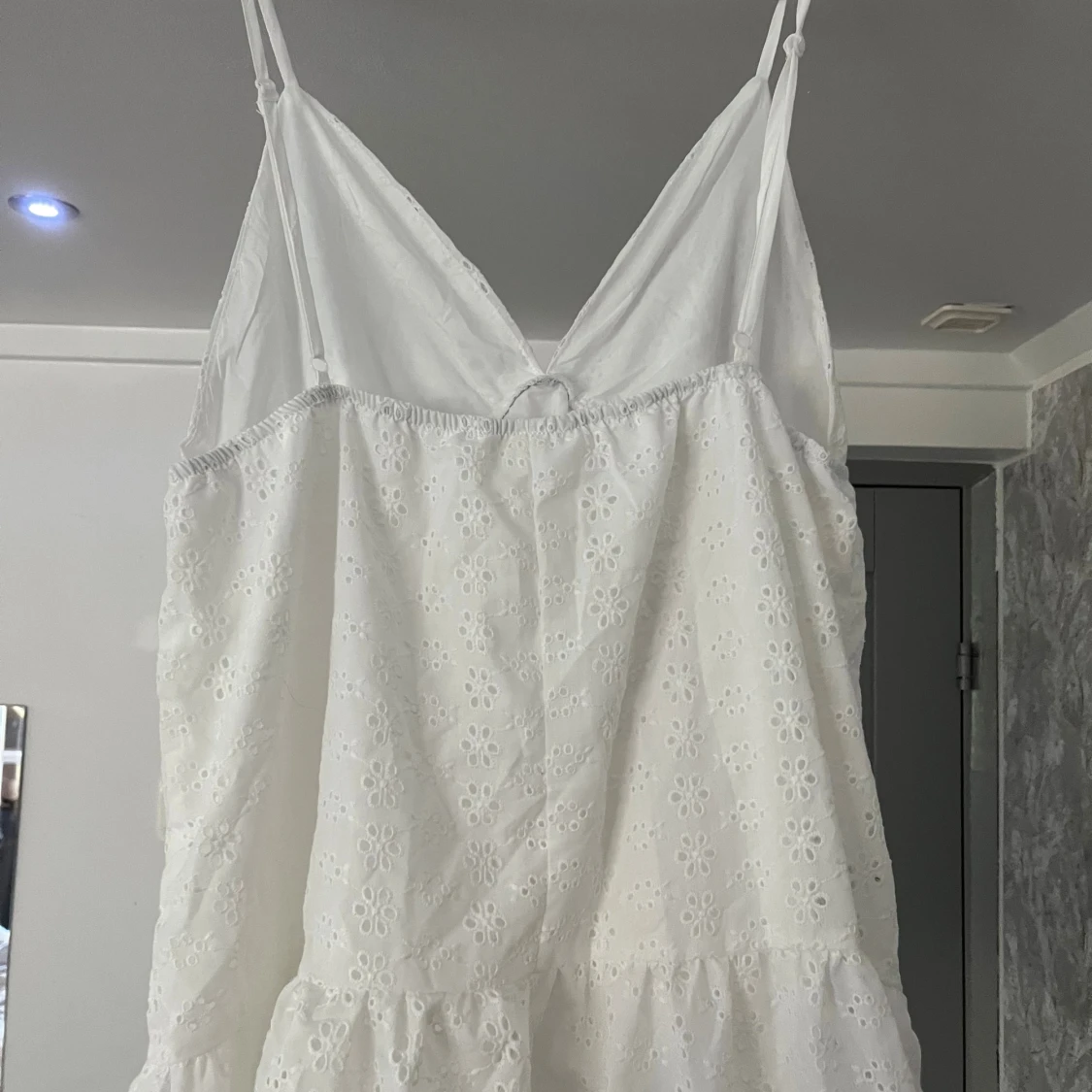 Vit klänning med broderade blommor - 1