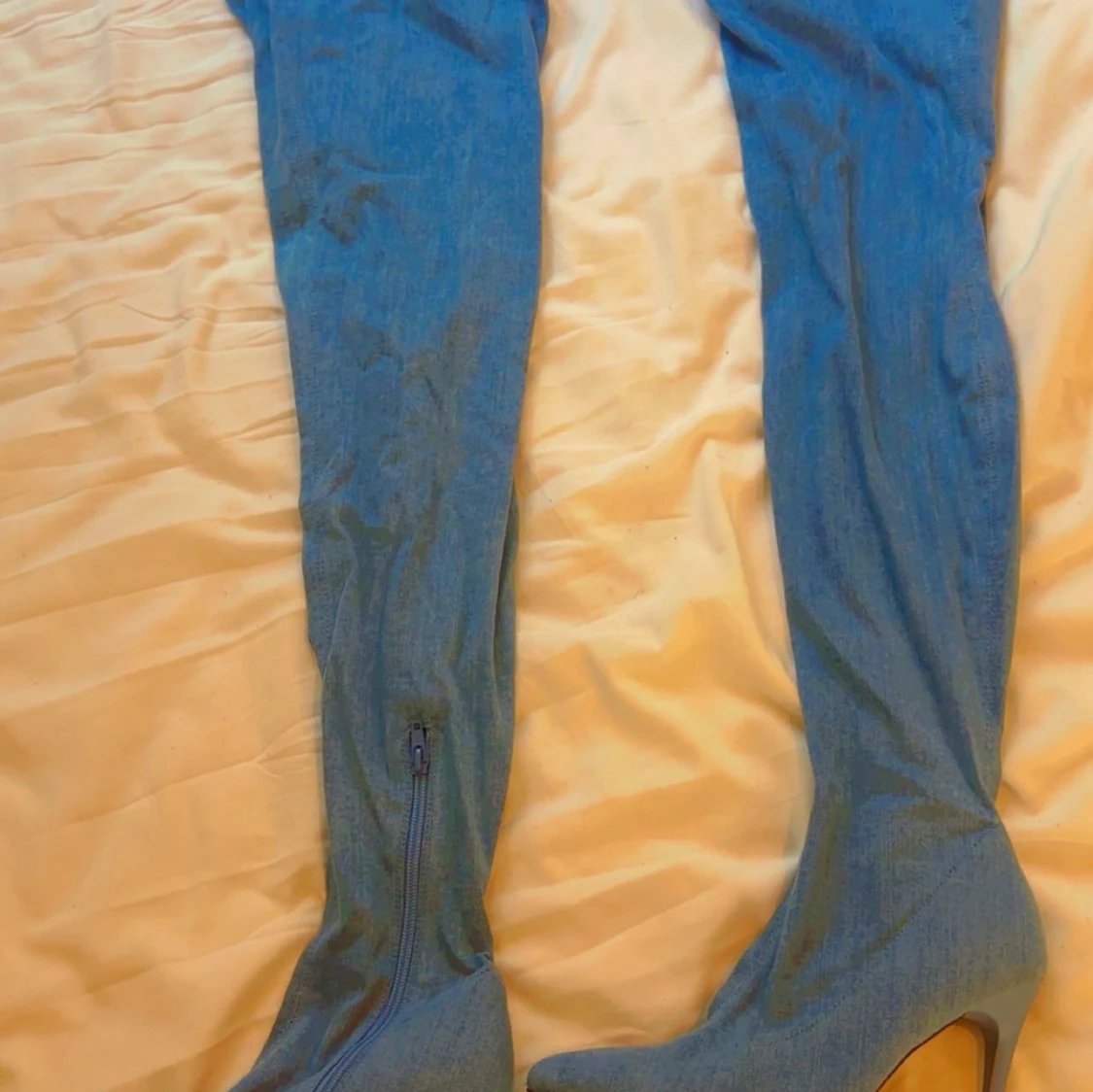 Blå höga stövlar med klack