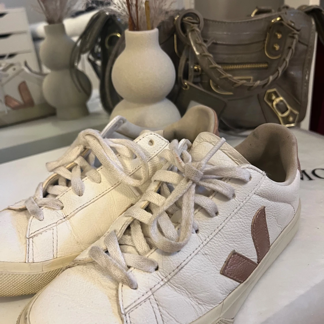 Vita Veja sneakers med rosa detaljer - 1