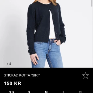 Grön blå stickad kofta från 157 - Mysig grön blå  stickad kofta från 157 med rund halsringning och knappar framtill. Perfekt att slänga över en t-shirt eller linne. Långärmad och i klassisk modell som funkar till allt.