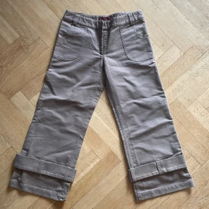 Grå wide byxor från Dico Copenhagen - Köparen står för frakt. Snygga grå byxor från Dico Copenhagen med breda ben och coola detaljer vid bensluten. Byxorna har stora fickor fram och bak och bälteshällor. Perfekta för en trendig look ✨