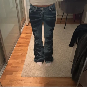 Blå bootcut jeans med låg midja - Lånade bilder! Jättecoola jeans från Weekday med låg midja. Perfekta för dig som gillar en retroinspirerad look med utsvängda ben. Köpa för 600kr säljer för 399kr kan sänka priset vid snabb affär 💞 står att det är storlek 28 men skulle säga att dom är storlek s-m💕midjemått ca 2x 39 =78cm och innerbenslängden är ca 83 cm 💕