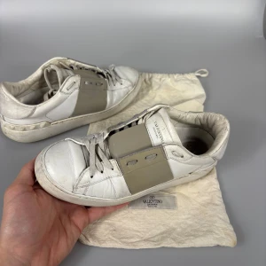 Valentino Open - Valentino open i en fin grå färg!. Dustbag medföljer och pris kan diskuteras vid snabb affär. Storlek 38. Hör av er vid frågor!