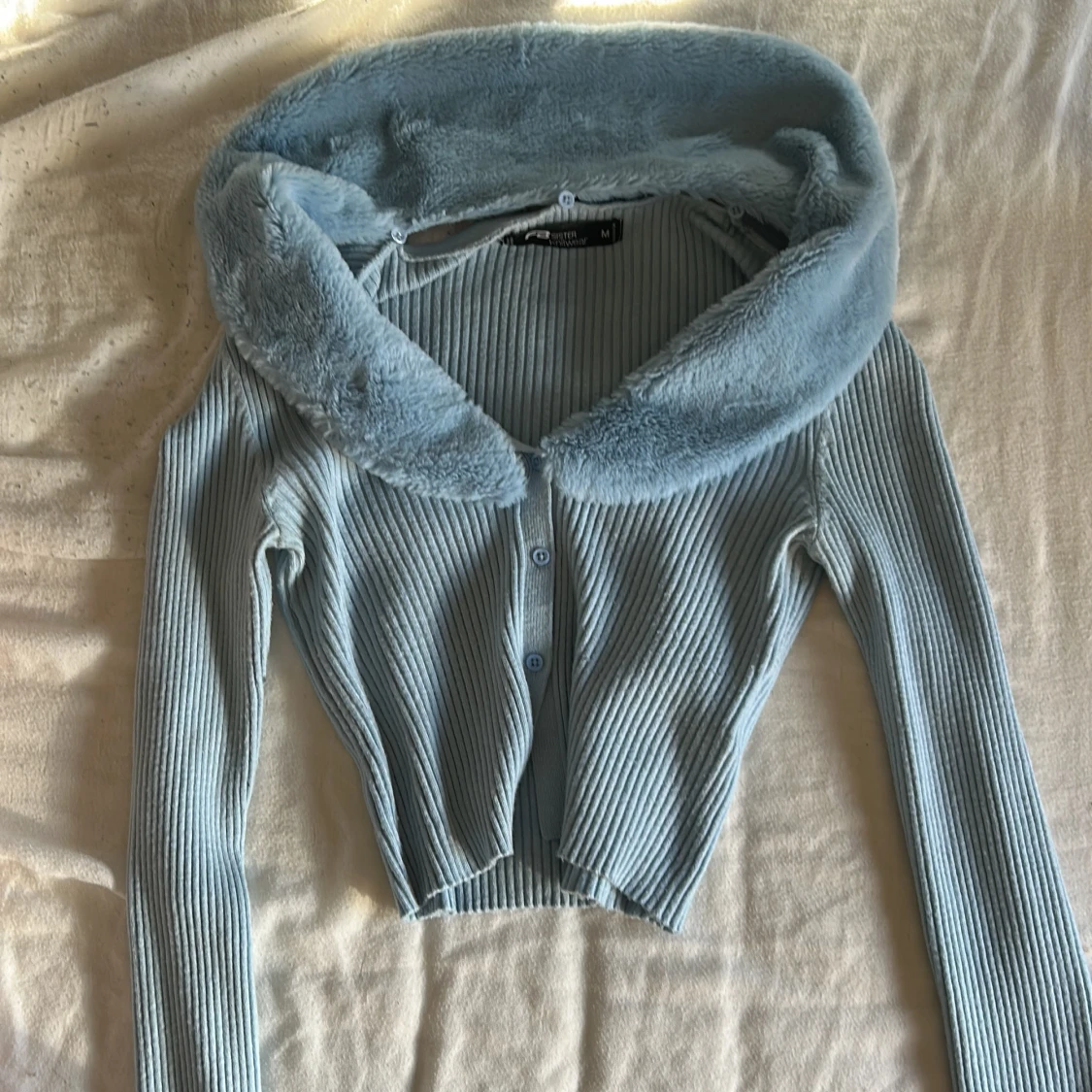 Ljusblå magtröja  med fuskpäls från FB Sister