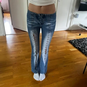 Coola Jeans!! - Säljer dessa sjukt coola och unika jeans med snörning! Är i en washout blå färg och är i nyskick! Passar mig som är ungefär 174 cm!