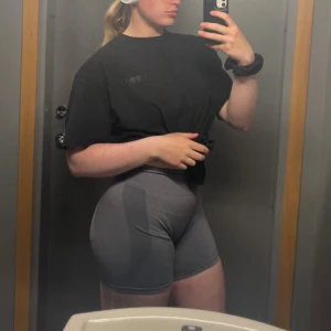 Nvgtn shorts  - Grå NVGTN shorts. Använda enstaka gånger. Passar storlek M/L.