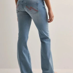 Jeans - Snygga ljusblå bootcut jeans med rosa på bakfickorna från nelly i storlek 34. Nypris 700 💞