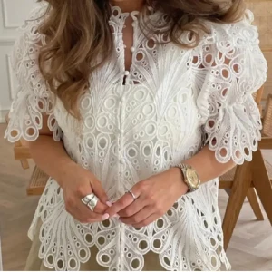 Vit spetsblus från BYIC - Superfin vit blus från BYIC, helt slutsåld på hemsidan, den ser helt oanvänd ut🥰