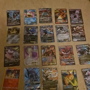 Pokémonkort - Blandade GX, EX och V-kort - Samling av coola Pokémonkort med populära karaktärer som Charizard, Mewtwo, Lugia och fler. Perfekt för dig som vill utöka din samling eller spela med vänner. Flera holografiska och sällsynta kort ingår – ett måste för alla Pokémonfans! Vissa av de är splitternya, vissa är lite mindre bra. Be gärna om bilder, säljer alla, ju mer man köper desto billigare! (Sålda: Charizard, Gardevour, Sharpido mega ex)