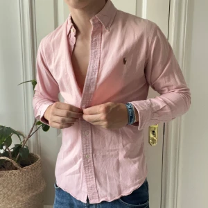 Ralph Lauren skjorta M slim fit - Ralph Lauren skjorta M slim fit, inga defekter! Modellen är 180,75 kg 😊