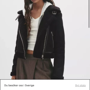 Svart pälsjacka från Pull&Bear - Använt denna pull & besr jackan förra vintern ett antal gånger, jacka är i väldigt bra kondition, köpte jackan för 799kr och säljer den för 299kr