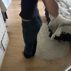 Zara jeans  - Säljer mina favoritjeans från Zara. Långa och så snygg färg 