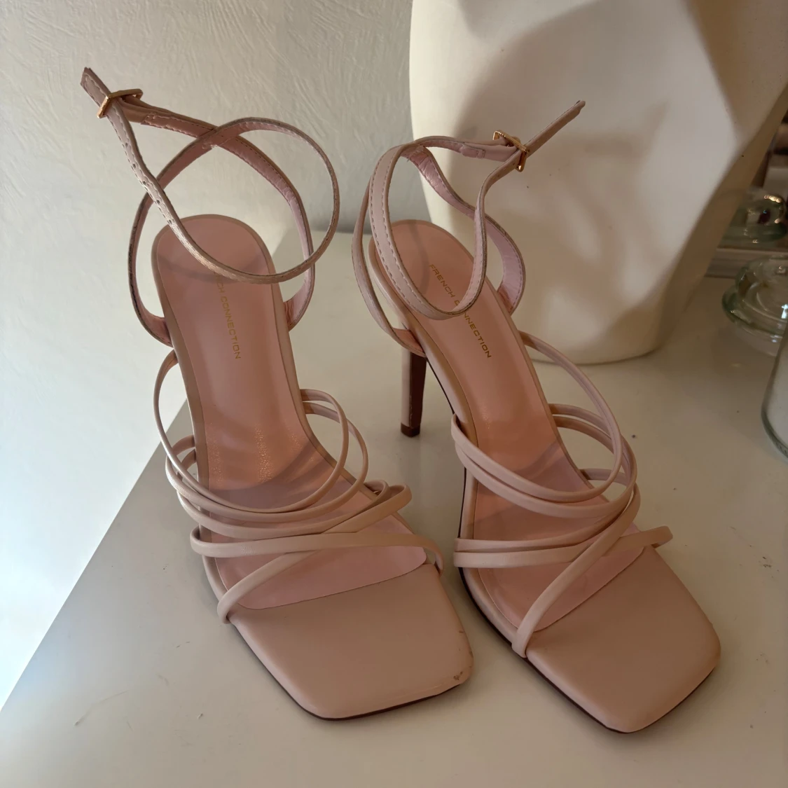 Ljusrosa sandaler från French Connection - 2