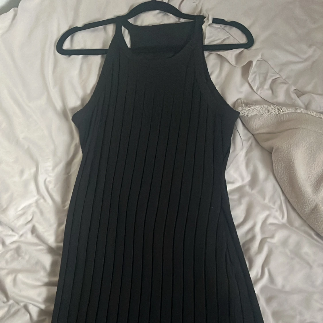 Svart ribbad ärmlös klänning - 1