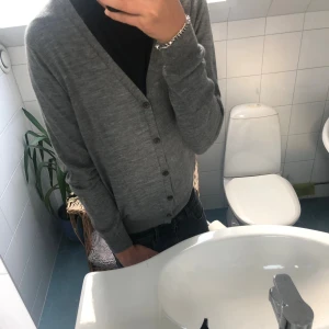 Dressmann Merinoull Cardigan - Tjena! Säljer en as fet stickad cardigan från Dressmann i 100% Merinoull. Otroligt skön och bra passform. Storlek M men sitter som en S. Hör av dig vid funderingar!
