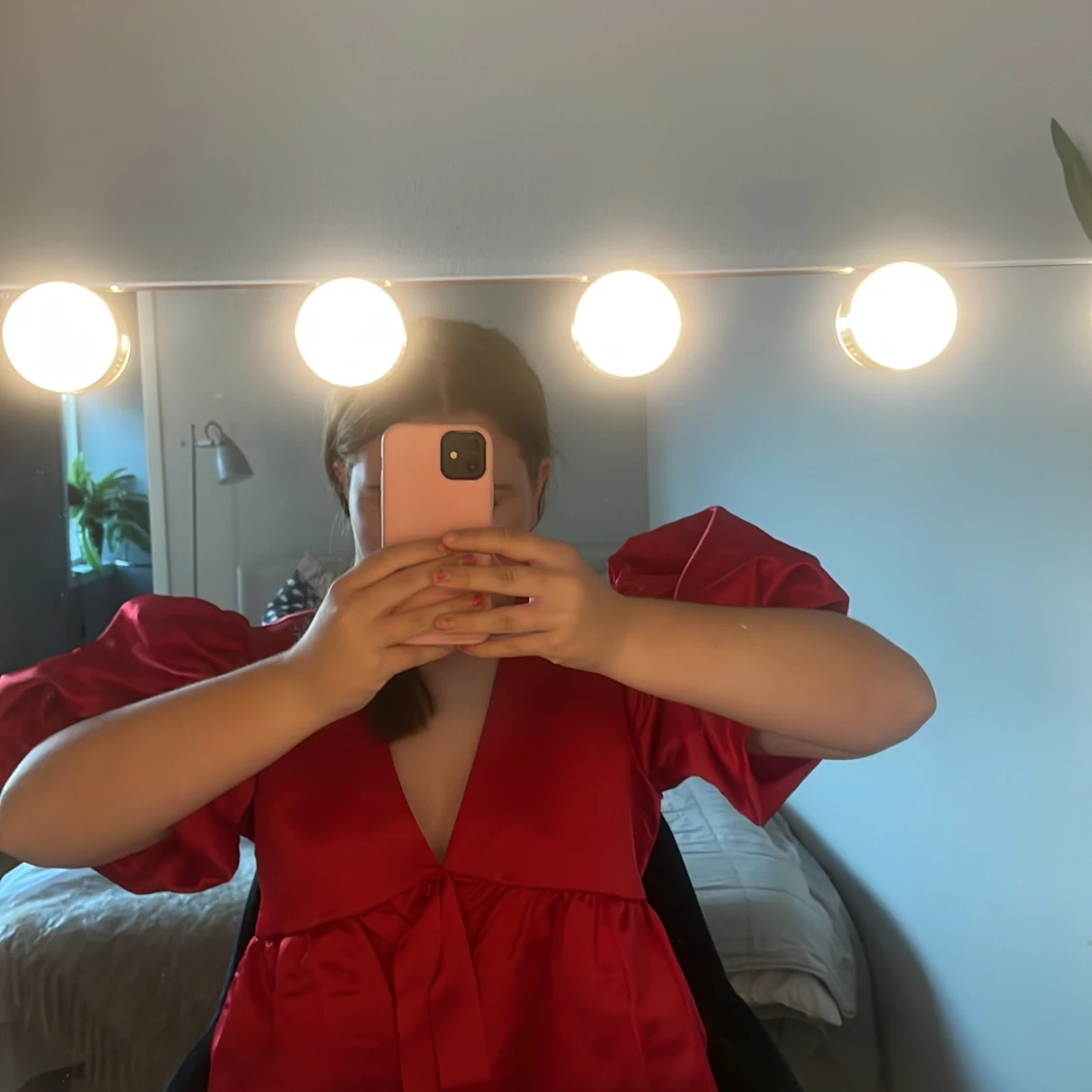 Röd blus med puffiga ärmar!! - 1