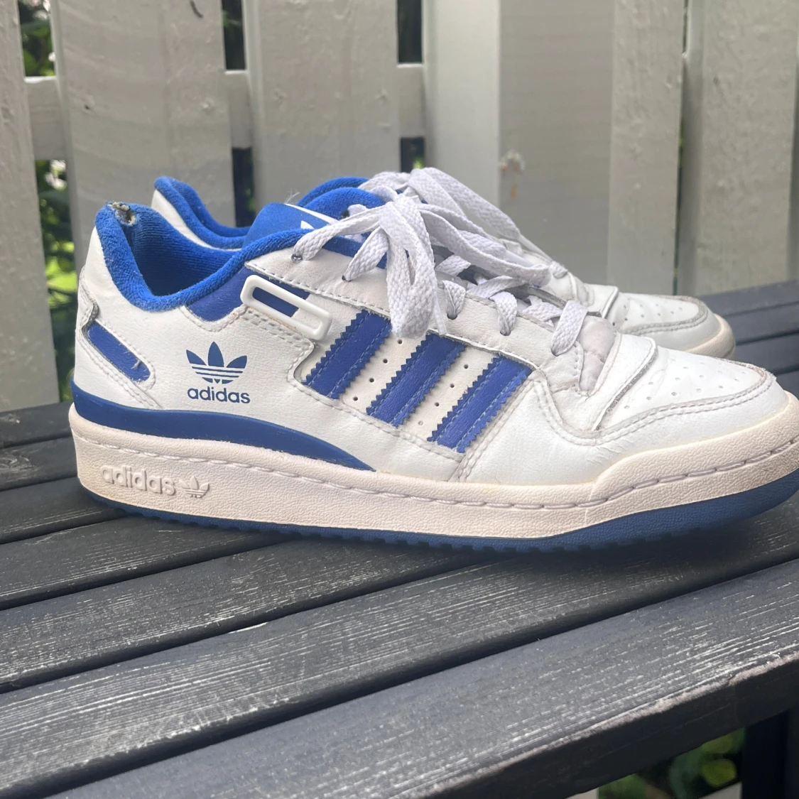 Adidas sneakers vit/blå retrostil