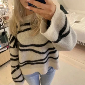 Stickad tröja - Mysig stickad tröja i beige perfekt till hösten💕💕