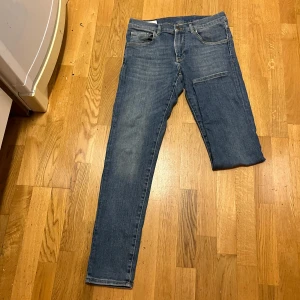 J.lindberg jeans - Snygga blå jeans från J.Lindeberg med klassisk femficksdesign och diskret logga på myntfickan. Tillverkade i slitstarkt denimtyg som ger en tidlös look.