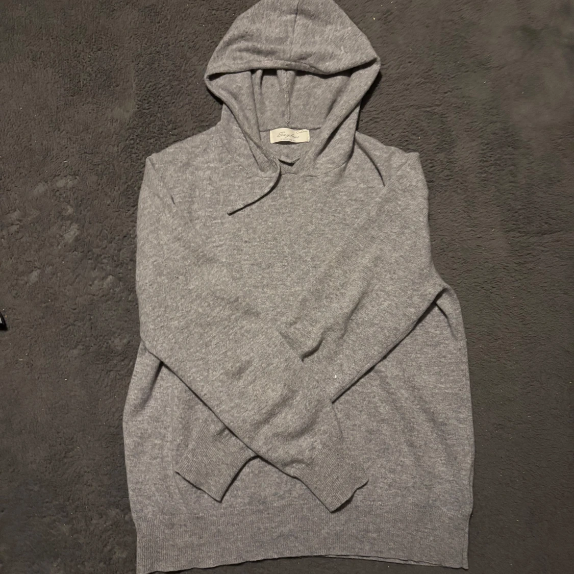 Grå hoodie i kashmir från Sayless