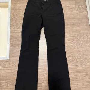 Svarta kostymbyxor  - Säljer ett par svarta kostymbyxor från bikbok med låg midja. Använda men fortfarande i fint skick. Storlek 36 jag är 160cm och dom satt bra på mig lite långa men inte så jag gick på dom. Bara skriva om du undrar något🤍